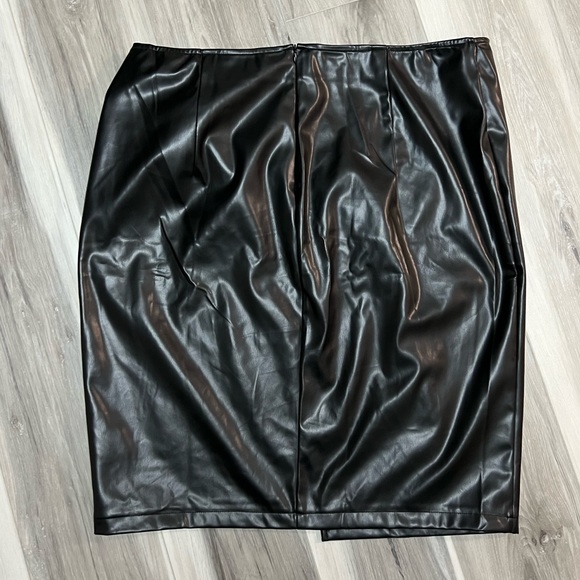 Black leather skirt - Picture 6 of 7